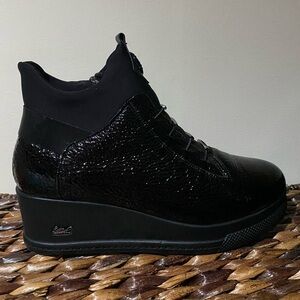 G.u.e.r.o. Black patent ankle boots black wedge platform booties fur lined boots